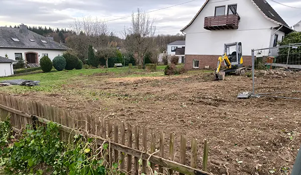 Baugrundstück in einer Wohnsiedlung, durch Bagger aufbereiteter Erdboden
