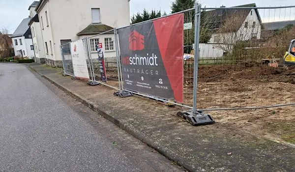 Baugrundstück mit Bauzaun von außen, Bauzaunbanner waschmidt Bauträger